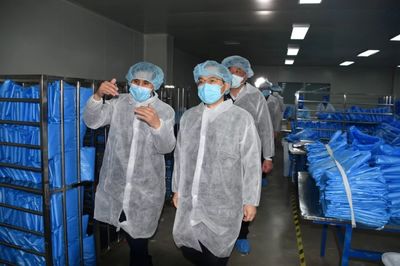 李中實地調(diào)研巢湖半湯抗疫醫(yī)護人員療養(yǎng)基地項目建設(shè)和疫情防護用品生產(chǎn)工作